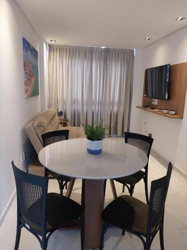 a living room with a white table and chairs at Flats Confortáveis em Manaíra Mindset - Qavi in Tambaú