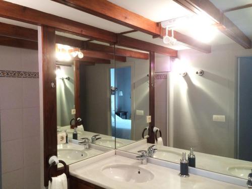 a bathroom with two sinks and a large mirror at Precioso Apartamento en el Centro in Seville