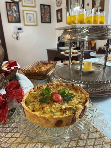 a table topped with a pie on a glass plate at Casarão Coimbra Pousada Colonial in Pirenópolis