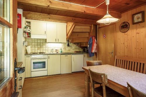 Dapur atau dapur kecil di A Charming Swiss Family Chalet Daheim