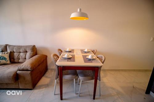 a living room with a table and a couch at Flats Confortáveis em Manaíra Mindset - Qavi in Tambaú