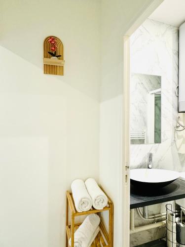 une salle de bain avec un lavabo et un miroir dans l'établissement Luxury Appartement, à Livry-Gargan