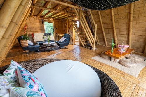 a room with a living room with a table and chairs at La Herradura lodge in Santa Rosa de Cabal