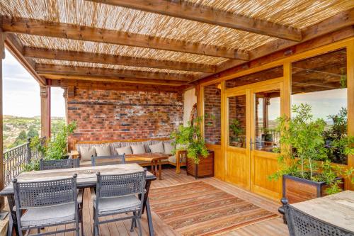 Un balcón o terraza en Vasıl Cave Hotel
