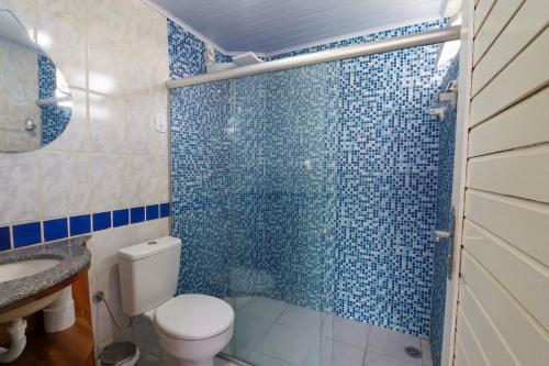 Bilik mandi di Residencial Caravelas a 300m da Praia