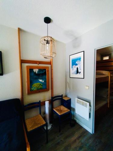 Cette chambre comprend un lit et un lustre. dans l'établissement Les Cystes, à Sanary-sur-Mer