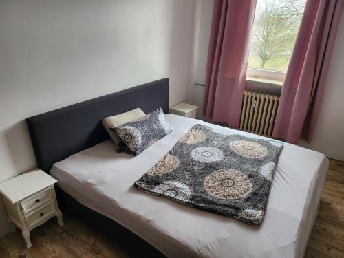 Postel nebo postele na pokoji v ubytování HBS BESTPREIS- Leistung, Nähe City, mit Parkplatz, sie wählen 1 oder 2 große Zimmer für 1- 5 Personen große Küche, Bad Einfach und gut