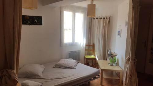 une petite chambre avec un lit et une fenêtre dans l'établissement En plein coeur du Vieux Nice, à Nice