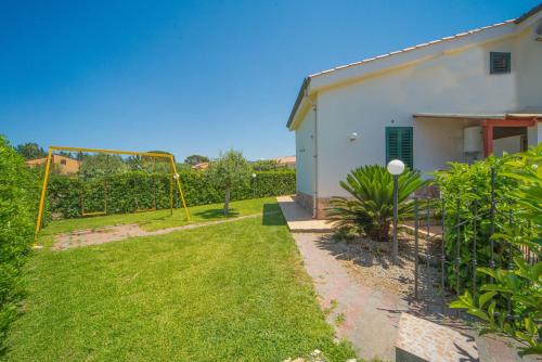 Taman di luar Case Vacanze Mare Nostrum - Villas in front of the Beach with Pool