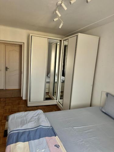 ルムニク・ヴルチャにあるTraian apartamentsのベッドが2つと大きな窓がある寝室