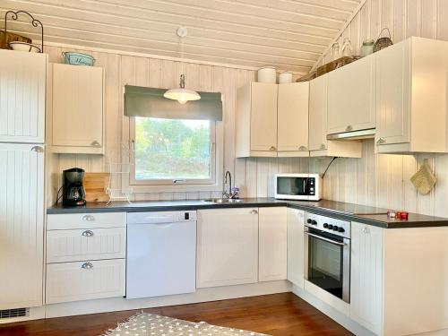 Dapur atau dapur kecil di Cozy cabin on Tromøy - Arendal with rowboat and dock space