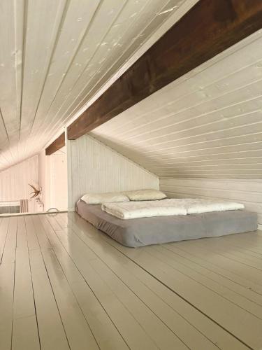 Katil atau katil-katil dalam bilik di Cozy cabin on Tromøy - Arendal with rowboat and dock space