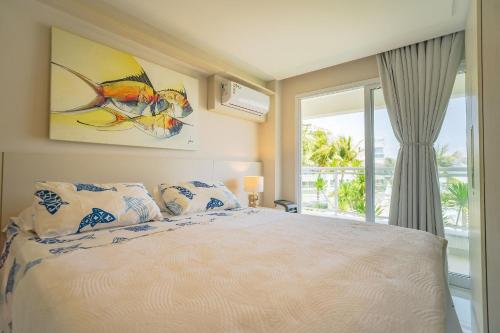 una camera da letto con un letto e una grande finestra di In Mare Bali Resort com Vista Mar by Qavi a Parnamirim