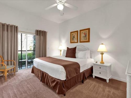 Un dormitorio con una cama grande y una ventana. en 3 Bedroom Condo In Fabulous Resort Near Disney World, en Kissimmee