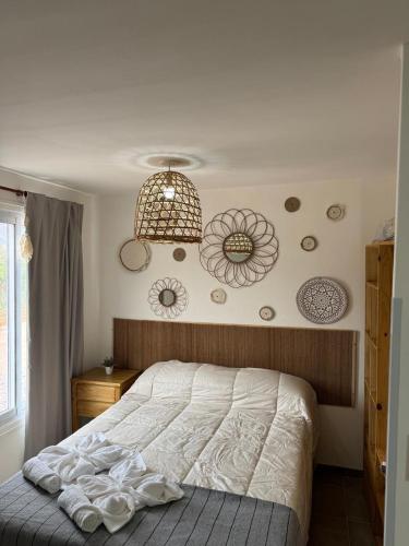 a bed in a bedroom with plates on the wall at Cabañas Boutique La Soñada in Fiambalá