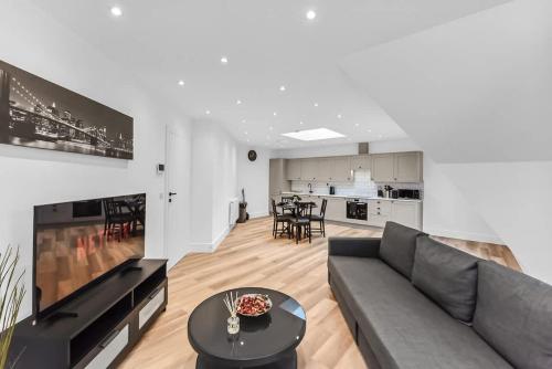 a living room with a couch and a table at JD Apartments Urban Skyview Apartment East Croydon in Croydon