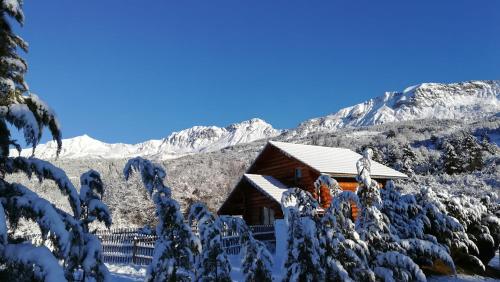 O vedere generală la munți sau o vedere la munte luată de la acest chalet