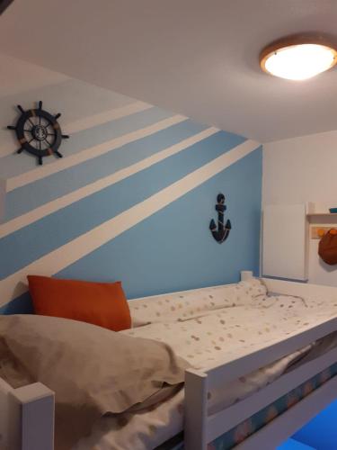une chambre avec un lit et un mur nautique dans l'établissement joli studio cabine 4 personnes à 300 m de la plage, à Argelès-sur-Mer