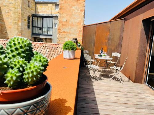 un balcon avec une table et des chaises sur un immeuble dans l'établissement Splendide duplex Saint-Michel - Terrasse & Garage - 4,91 sur 5 avec 90 avis, à Bordeaux