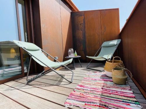 deux chaises et une table sur un balcon dans l'établissement Splendide duplex Saint-Michel - Terrasse & Garage - 4,91 sur 5 avec 90 avis, à Bordeaux