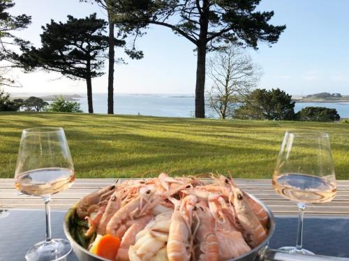 un bol de crevettes et deux verres de vin dans l'établissement Baie des Anges vue exceptionnelle pieds dans l'eau, à Landéda