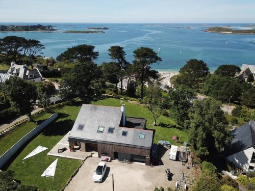 - une vue aérienne sur une grande maison avec l'océan dans l'établissement Baie des Anges vue exceptionnelle pieds dans l'eau, à Landéda
