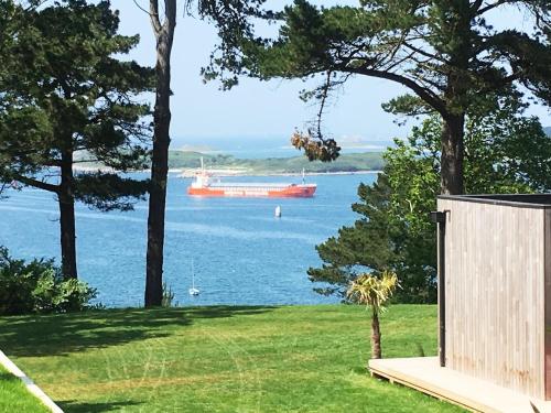 un grand porte-conteneurs dans l'eau avec des arbres dans l'établissement Baie des Anges vue exceptionnelle pieds dans l'eau, à Landéda