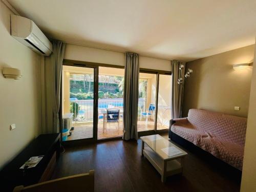 - un salon avec un canapé et une vue sur une terrasse dans l'établissement Le vallon du Roi, à Sanary-sur-Mer