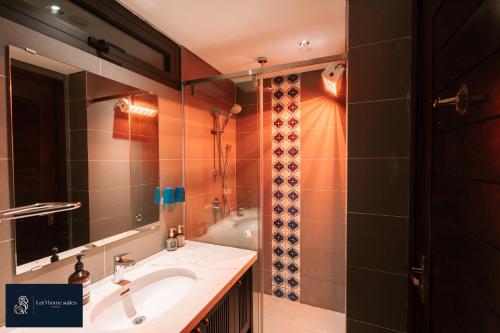 une salle de bain avec lavabo et douche dans l'établissement Home suites -Natural light -Projector -Spacious - 2BR incenter, à Hanoï