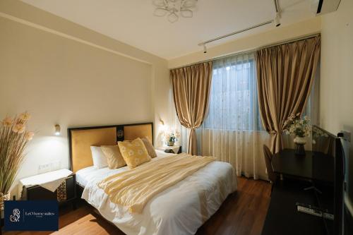 une chambre avec un grand lit et une télévision dans l'établissement Home suites -Natural light -Projector -Spacious - 2BR incenter, à Hanoï