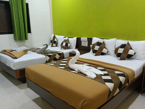 Postel nebo postele na pokoji v ubytování Hotel Metro Plaza Near BARC