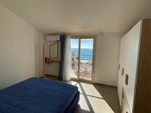 ein Schlafzimmer mit Bett und Meerblick in der Unterkunft The Seaside Serenity Terrace in Giardini-Naxos
