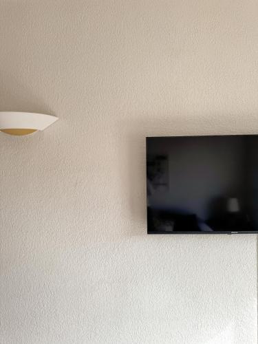 un miroir sur un mur avec un plafond dans l'établissement Coquet Appartement Avec Le Terrasse Sur Le Mer, à Roquebrune-Cap-Martin