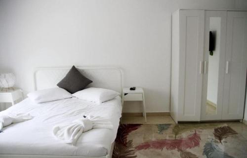 a bedroom with a white bed with towels on it at אחוזות החרמון in Mas'ade
