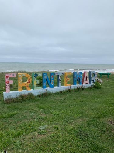 a sign that says happy new year on the beach at Casa Bereber in Santa Clara del Mar
