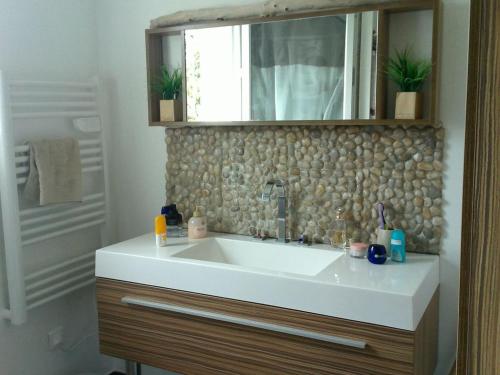 a bathroom with a white sink and a mirror at VILLA climatisée tout confort Proche mer et montagne 3 chbres in Campodiloro