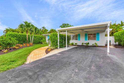 una casa con una entrada para autos en frente de ella en Naples Oasis SwimSpa Tiki Bar Arcade and Fire Pit By Vacation Your Way, en Naples