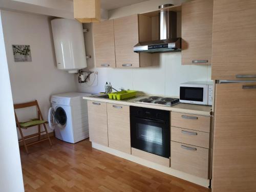 une petite cuisine avec une cuisinière et un micro-ondes dans l'établissement En plein coeur du Vieux Nice, à Nice