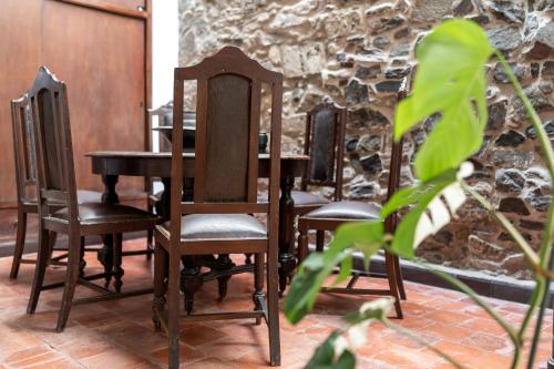 a group of chairs and a table in a room at Casa en el Casco Historico con Vista al Rio in Colonia del Sacramento