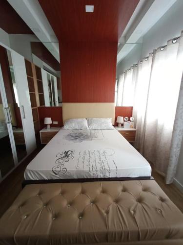a large bed in a bedroom with red walls at B&M Rental- Antara in San Isidro