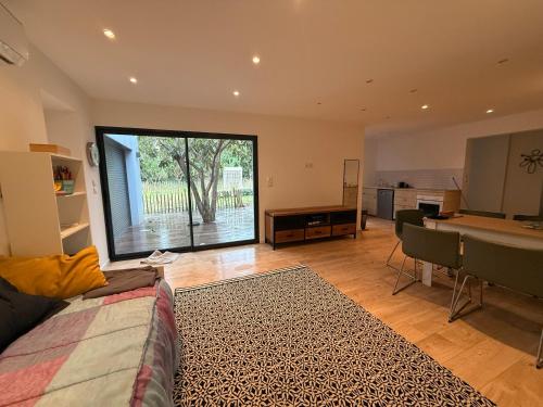 - un salon avec une grande fenêtre et un bureau dans l'établissement Maisonnette, à Aix-en-Provence