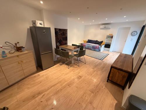 Il dispose d'une cuisine et d'un salon avec une table et un réfrigérateur. dans l'établissement Maisonnette, à Aix-en-Provence