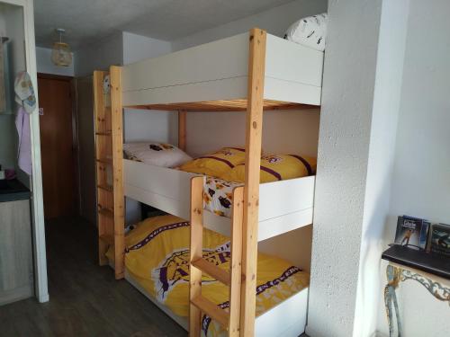 Ce lit superposé se trouve dans un dortoir doté de 3 lits superposés. dans l'établissement Appartement face aux pistes, à Gréolières-les-Neiges