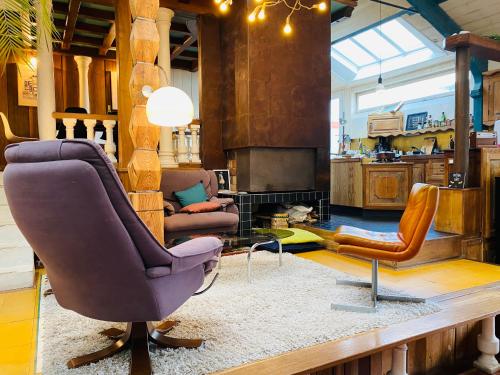 un salon avec deux chaises et une cheminée dans l'établissement Maison atypique, à Nantes