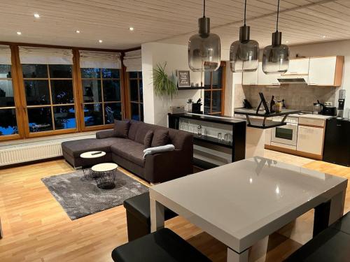 ein Wohnzimmer mit Sofa und Tisch in der Unterkunft Das Vogelnest in Rettenberg