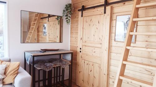 Habitación con puerta de madera y espejo. en Loft-Sleeps5-Parking-Spa-LakeViews-PetFriendly, en Finnerödja