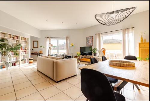 un salon avec une table et un canapé dans l'établissement La maison de FREDE, à Pézenas