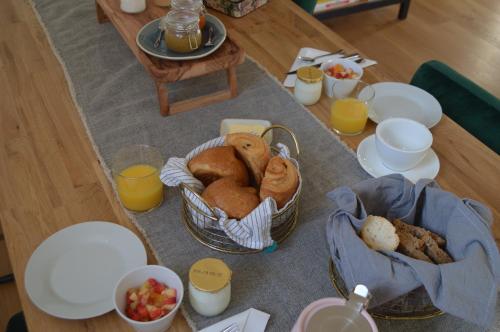 莫尔莱La Passerelle的一张桌子,上面放着一篮面包和橙汁