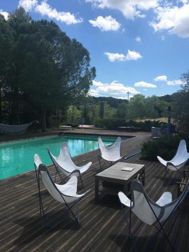 - un groupe de chaises et une table à côté de la piscine dans l'établissement Maison aix en Provence piscine, à Aix-en-Provence