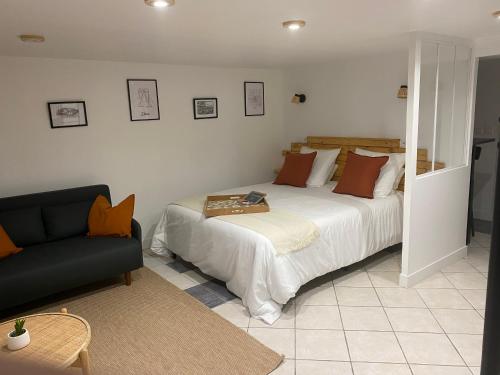 Katil atau katil-katil dalam bilik di appart studio RDC de maison avec extérieur proche Reims